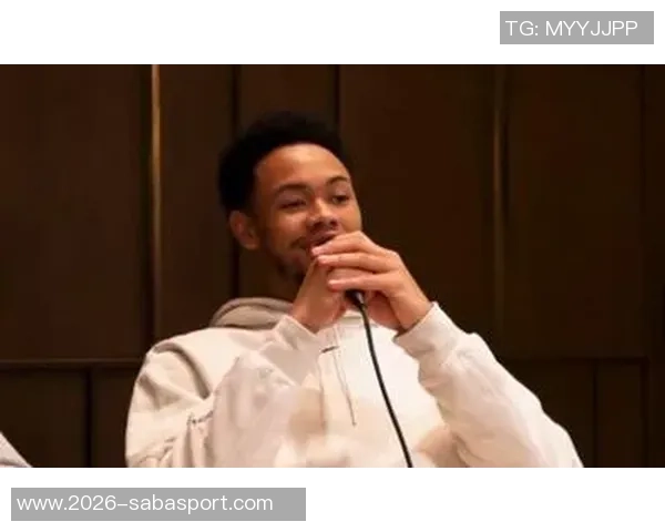 安芬尼西蒙斯谈比赛中与普里查德的适应与交流经验分享