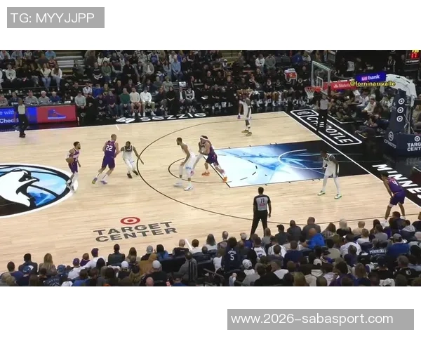 奥特布克在比赛中展现卓越掌控力面对包夹与强对抗依然做出明智决策 奥特布克在比赛中展现卓越掌控力面对包夹与强对抗依然做出明智决策